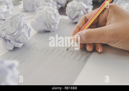 Keine Idee und Konzept f-Geschäftsfrau, Sitzen mit zerknittertem Papier oder Müll und Papier Kugel oder Abfälle auf den Boden, Geschäftsmann sind Verkrümmung ein Papier Stockfoto