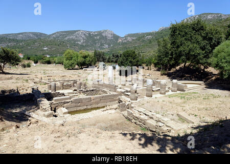 Ansicht der Propylon, Exdrea katagogion und in der antiken griechischen Heiligtum des Apollo von Claros, Provinz Izmir, Türkei. Das propylon ist die monumentale Stockfoto