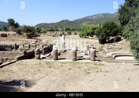 Ansicht der Propylon, Exdrea katagogion und in der antiken griechischen Heiligtum des Apollo von Claros, Provinz Izmir, Türkei. Das propylon ist die monumentale Stockfoto