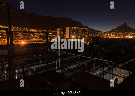 Kapstadt Tafelberg und Signal Hill in der Dämmerung, mit dem Woodstock Bahnhof im Vordergrund. Südafrika Stockfoto