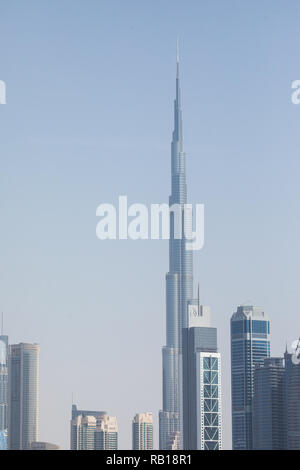 Dubai Downtown abend Timelapse mit Burj Khalifa und andere Türme paniramic Blick von oben in Dubai, Vereinigte Arabische Emirate. Schatten bewegt sich sehr fas Stockfoto