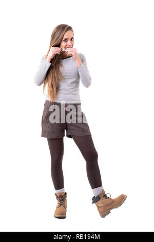 Ehrliche junge stilvolle Hipster blonde Frau Schönheit lecken Rolling Paper Zigarette. Voller Körper auf weißem Hintergrund. Stockfoto