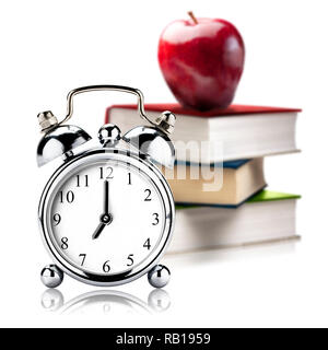 Vintage Alarm Clock und roter Apfel auf Stapel von Büchern Stockfoto