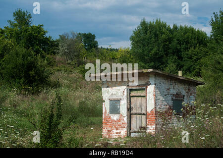 Alte verwitterte grunge Vollziegel arbeitete Bauernhof im sonnigen Sommertag vergossen Stockfoto