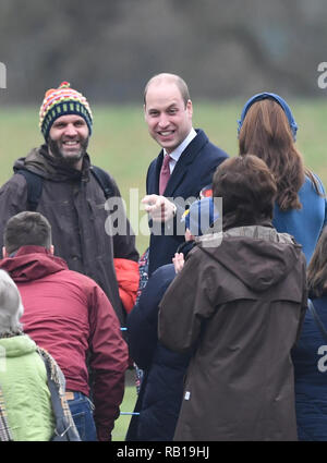 Der Herzog und die Herzogin von Cambridge verlassen nach der Teilnahme an einem Gottesdienst in der St. Maria Magdalena Kirche in Sandringham, Norfolk. Stockfoto