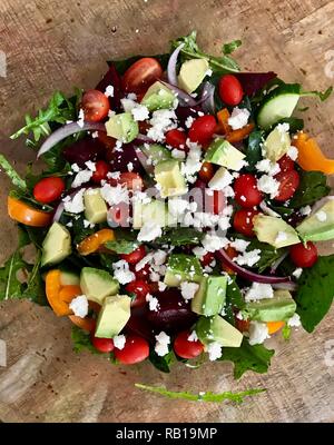 Ein Whole Foods gesundes großes Salat voller Farbe Stockfoto