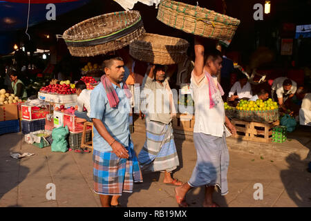 Träger mit ihren Körben in Mahatma Jyotiba Phule Market oder Crawford Market, einem kolonialen Ära Markt für Obst und Gemüse in Mumbai, Indien Stockfoto