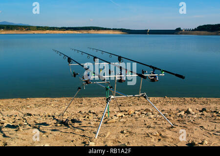 Angelruten mit Rollen auf einem Support System rod pod. Stockfoto