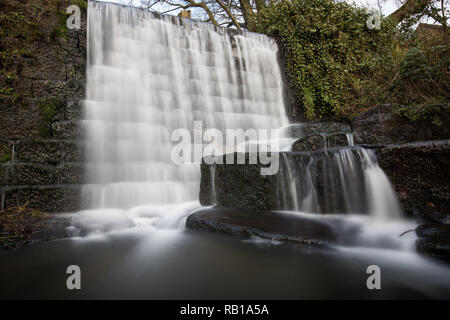 Die Lumsdale fällt in Matlock, Derbyshire. Die Fälle sitzt neben den Ruinen der historischen Mühle Malen in den frühen 1600er Jahren gebaut. Stockfoto