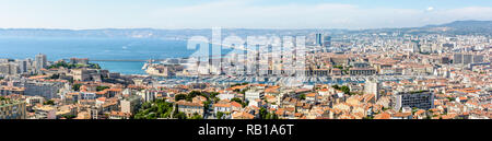 Panoramablick auf den alten Hafen von Marseille, Frankreich, mit dem historischen Viertel Le Panier, der industriehafen und die Küste. Stockfoto