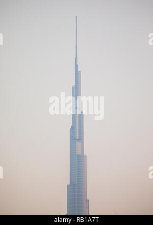 Dubai, Vereinigte Arabische Emirate - 8. Dezember 2012: Burj Khalifa in blauer Himmel verschwinden. Es ist höchste Bauwerk in der Welt seit 2010, 829,8 m. Stockfoto