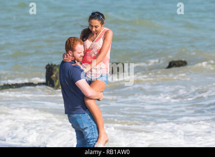 Scheinbar ein junges Paar genießen durch das Meer zusammen an einem Frühlingstag in Großbritannien. Stockfoto