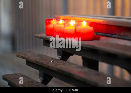 Brennende rote Kerzen in der Kirche in Barcelona Stockfoto