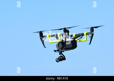 DJI Inspire 2 Quadcopter, eine Drohne mit Videokamera in den Himmel. Stockfoto