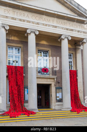 Anzeige der Mohnblumen drapiert über Balkone außerhalb Worthing Rathaus zum Tag der Erinnerung 2018 in Worthing, West Sussex, England, UK. Stockfoto