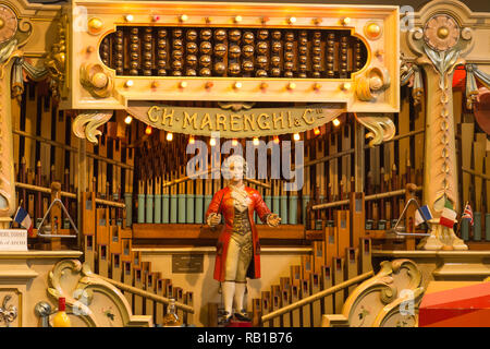 Innenraum des Amersham Messe Orgel Museum in Buckinghamshire, Großbritannien. Nahaufnahme eines Instruments hergestellt von Marenghi von Paris. Stockfoto