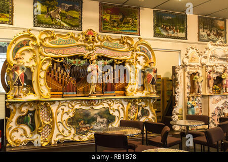 Innenraum des Amersham Messe Orgel Museum auf einen Tag der offenen Tür, Buckinghamshire, Großbritannien, mit einem Instrument hergestellt von gavioli Stockfoto