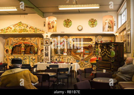 Innenraum des Amersham Messe Orgel Museum auf einen Tag der offenen Tür, Buckinghamshire, Großbritannien, mit Instrumenten hergestellt von Marenghi und Gavioli Stockfoto