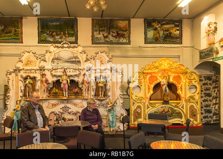 Innenraum des Amersham Messe Orgel Museum auf einen Tag der offenen Tür, Buckinghamshire, Großbritannien, mit einigen der Sammlung historischer Musikinstrumente Stockfoto