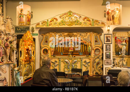 Innenraum des Amersham Messe Orgel Museum auf einen Tag der offenen Tür, Buckinghamshire, Großbritannien, zeigen einige der historischen Instrumente in der Sammlung Stockfoto