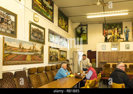 Innenraum des Amersham Messe Orgel Museum auf einen Tag der offenen Tür, Buckinghamshire, Großbritannien, mit Menschen sitzen im Café Bereich mit Wandteppichen und Bilder Stockfoto