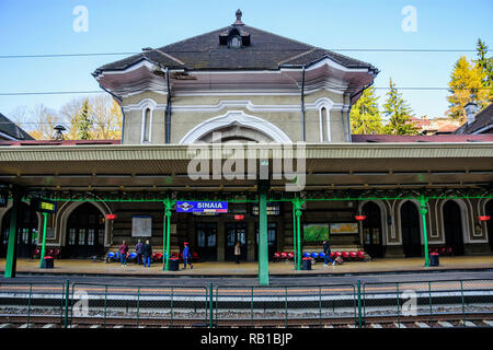 SINAIA, Rumänien - NOVEMBER 6, 2018 bunte Bahnhof in historischen Stadt Sinaia, berühmten Mountain Resort in Karpaten Stockfoto