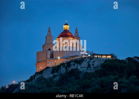 Die Pfarrkirche von Mellieha in Malta in den frühen Abend licht Stockfoto