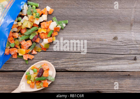Gefrorenes Gemüse in einen Plastikbeutel. Gesundes Essen-Konzept. Stockfoto