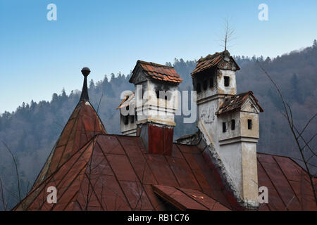 Gebäude Architektur mit alten hölzernen Designelemente und traditionelle Dächer in Sinaia Stadt, Prahova Valley, Rumänien Stockfoto