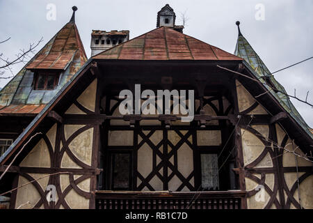 Gebäude Architektur mit alten hölzernen Designelemente und traditionelle Dächer in Sinaia Stadt, Prahova Valley, Rumänien Stockfoto