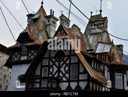 Gebäude Architektur mit alten hölzernen Designelemente und traditionelle Dächer in Sinaia Stadt, Prahova Valley, Rumänien Stockfoto