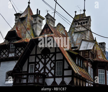 Gebäude Architektur mit alten hölzernen Designelemente und traditionelle Dächer in Sinaia Stadt, Prahova Valley, Rumänien Stockfoto