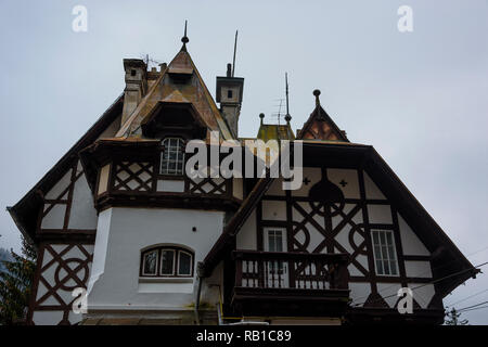 Gebäude Architektur mit alten hölzernen Designelemente und traditionelle Dächer in Sinaia Stadt, Prahova Valley, Rumänien Stockfoto