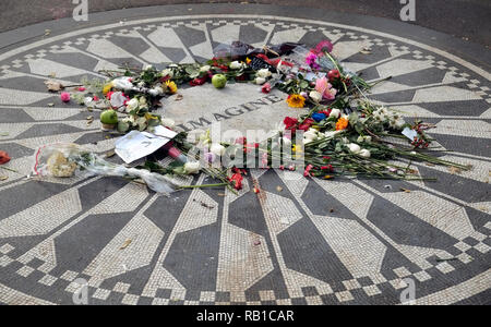 Denkmal eingeweiht zu John Lennon mit dem Titel vorstellen, Central Park Uptown New York Manhattan Long Island USA USA Vereinigte Staaten von Amerika Stockfoto