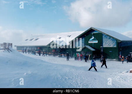 Skifahrer außerhalb der Nevis Range top Station Access Bereich Stockfoto