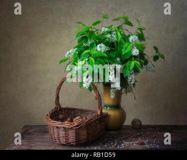 Stillleben mit Blumenstrauß aus Wild Cherry Blumen Stockfoto