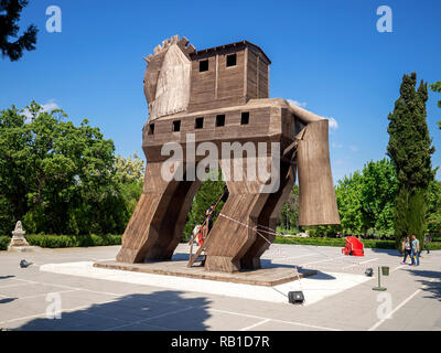 Canakkale, Türkei - 06.Mai 2017: Die Replik von Holz- trojanisches Pferd in der antiken Stadt Troja, Canakkale, Türkei, die die Menschen bis in die klettern können. Stockfoto