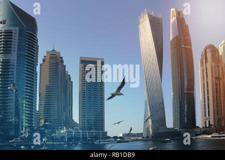 Der Yachthafen von Dubai, Vereinigte Arabische Emirate. Sonnenaufgang über die moderne Skyline der Stadt. Stockfoto