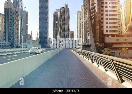 Der Yachthafen von Dubai, Vereinigte Arabische Emirate. Sonnenaufgang über die moderne Skyline der Stadt. Stockfoto