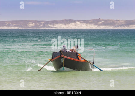 Paternoster, Südafrika - 22. Dezember 2018: Angeln im Meer Boot mit zwei Fischern und ihren Fang an Paternoster an der Westküste an Land Stockfoto