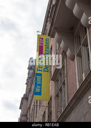 BERLIN, DEUTSCHLAND - 23 April, 2017: FDP-Fahne an das nationale Büro der Partei auf Hans-Dietrich-Genscher-Haus in Berlin Stockfoto