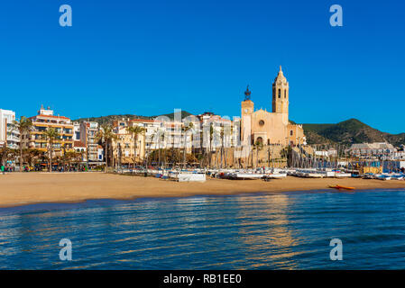 Blick auf das Dorf an der Küste von Sitges, Katalonien, Spanien Stockfoto