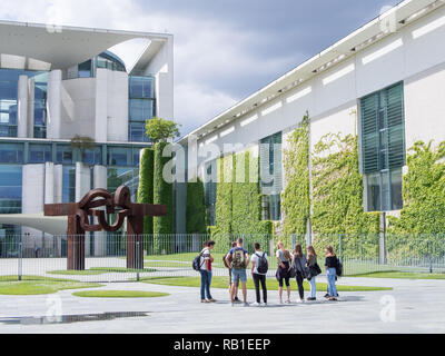 BERLIN, DEUTSCHLAND - 6. APRIL 2017: Studentische Gruppe Vor Bundeskanzleramt Gebäude mit einer Blauen bewölkten Himmel in Berlin Stockfoto