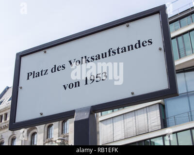 BERLIN, DEUTSCHLAND - 9. JULI 2017: Street Sign Platz des Volksaufstandes von 1953, d. h. Ort des Volksaufstandes von 1953 in deutscher Sprache, Berlin Stockfoto