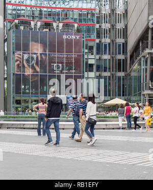 BERLIN, DEUTSCHLAND - Juni 5, 2017: asiatische Touristen, die berühmten Potsdamer Platz in Berlin. Stockfoto