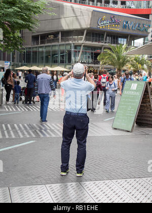 BERLIN, DEUTSCHLAND - Juni 5, 2017: Tourist, Bilder am Potsdamer Platz in Berlin. Stockfoto
