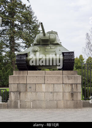 BERLIN, DEUTSCHLAND - 11. SEPTEMBER 2017: T-34 Tank am Sowjetischen Ehrenmal in Berlin Tiergarten Stockfoto