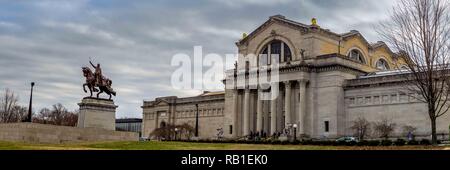 Saint Louis, MO - Dec 26, 2018; die Statue von König Louis steht vor der St. Louis Art Museum in Forest Park mit über cast Winter sky. Stockfoto