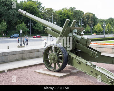 BERLIN, DEUTSCHLAND - 11. SEPTEMBER 2017: Rote Armee ML-20 152 mm Gun-Howitzer Artillerie Stück des sowjetischen Ehrenmals in Berlin Tiergarten Stockfoto