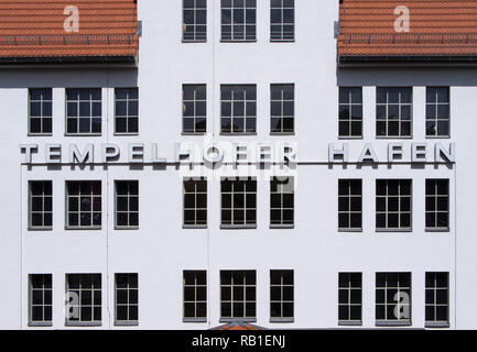 BERLIN, DEUTSCHLAND - 21. JUNI 2017: die Schrift an der Wand, Tempelhofer Hafen, Hafen von Tempelhof in deutscher Sprache, in Berlin. Stockfoto